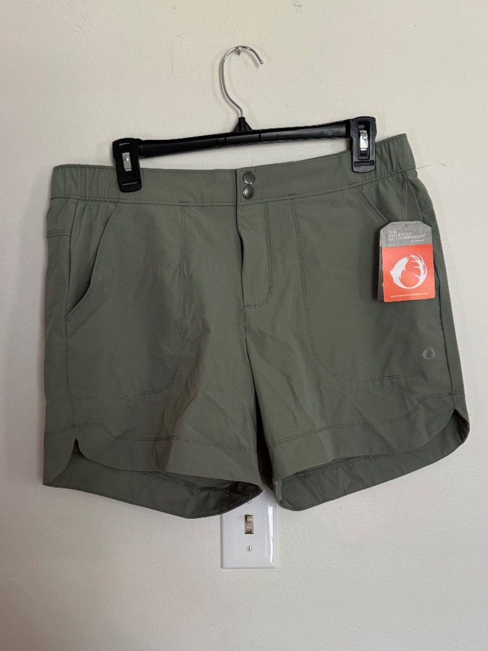 The American Outdoorsman Women’s green hiking shorts! NWT Moisture Wicking. Size